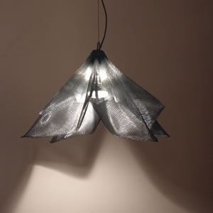 Hanglampen en moderne lampen boven de eettafel en de eetkamer.